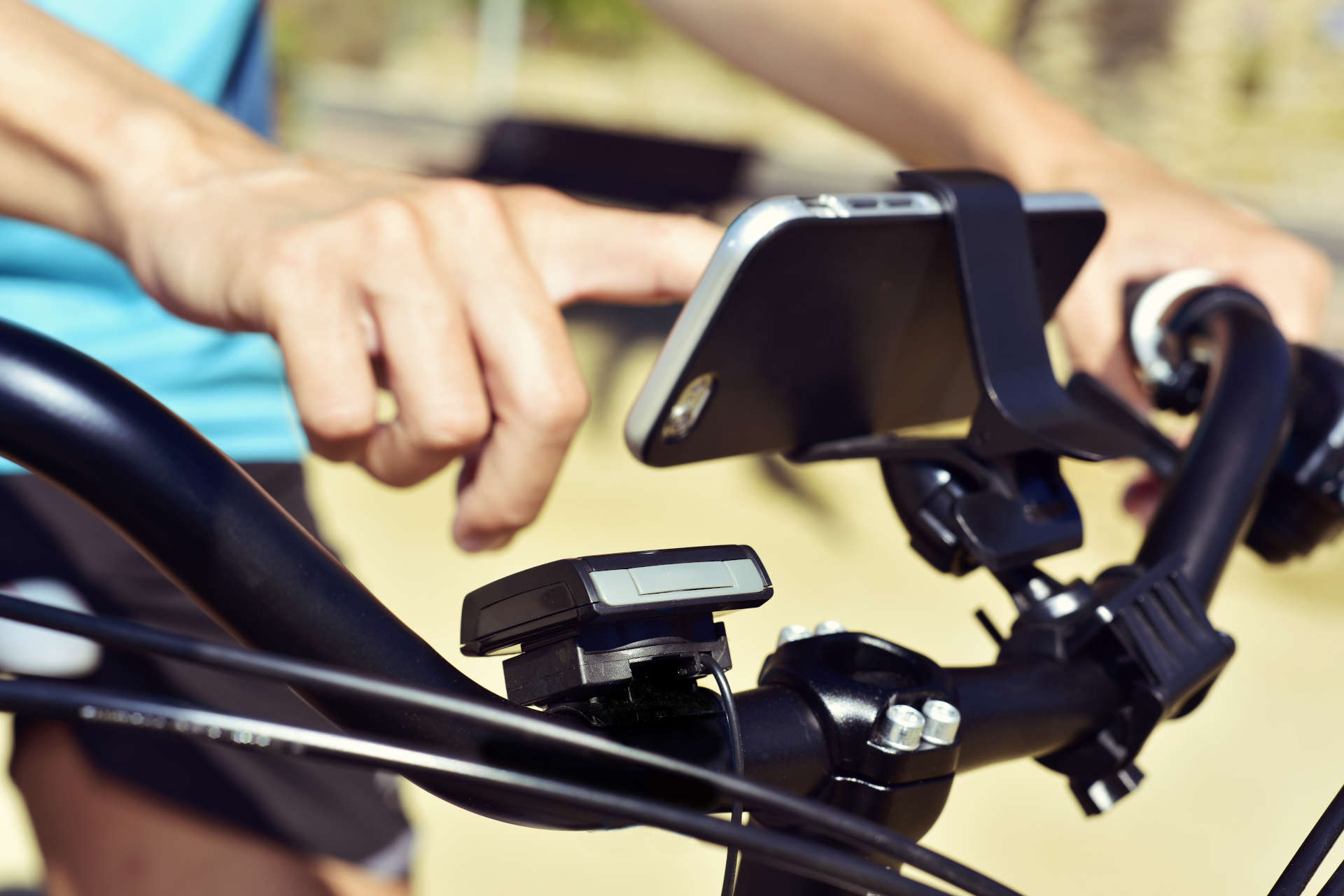 Smartphone befindet sich in einer Halterung am Fahrrad.