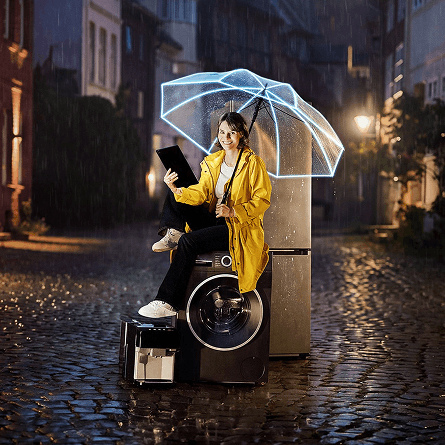 Frau mit Regenschirm mit Elektrogeräten