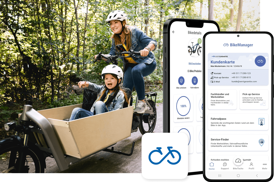 Eine Frau fährt ihr Kind im Lastenfahrrad durch den Wald