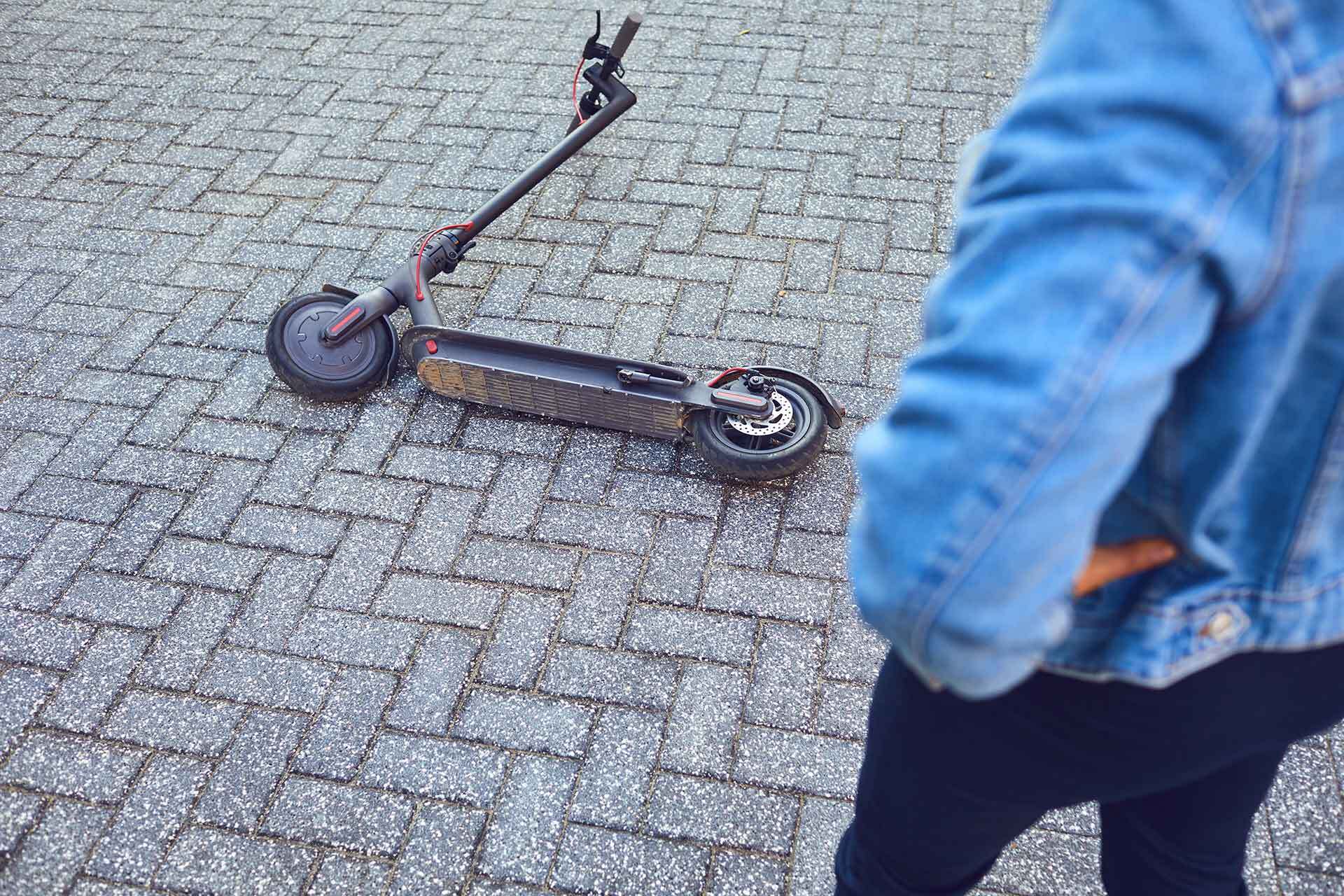 E-Roller liegt auf der Straße
