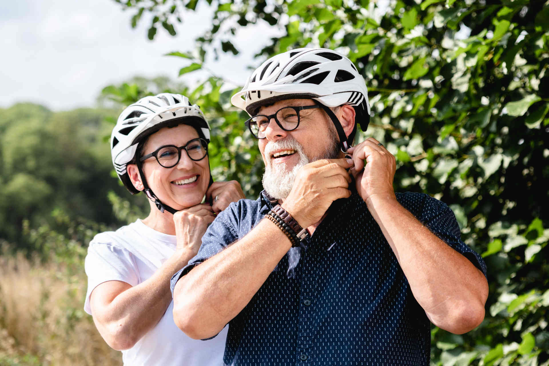 Älteres Paar mit Fahrradhelmen