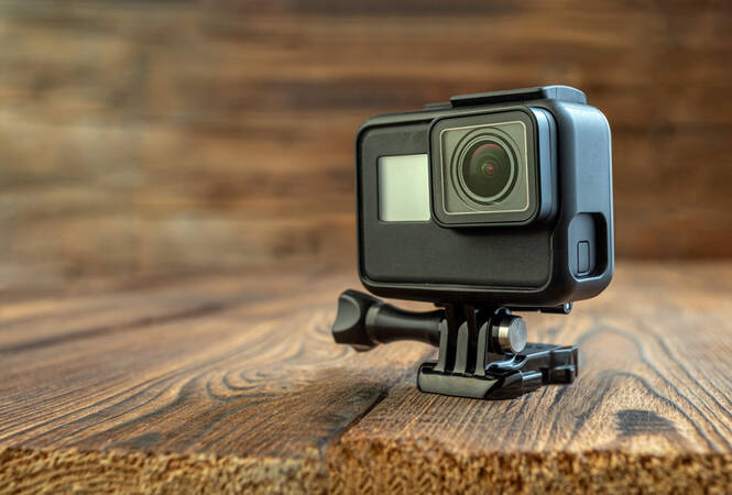Eine GoPro steht auf einem Tisch.