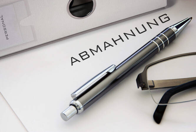 Auf einem Brief steht groß das Wort Abmahnung.