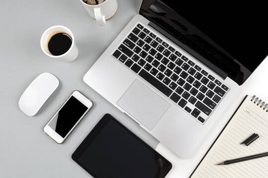 Laptop, Smartphone und Tablet auf einem Tisch