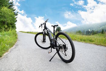 E-Bike steht bergauf auf einem Fahrradweg.