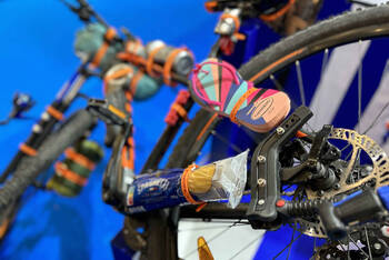 Fahrradrahmen an dem unterschiedliche Gegenstände mit einem flexiblen Gummiband befestigt sind