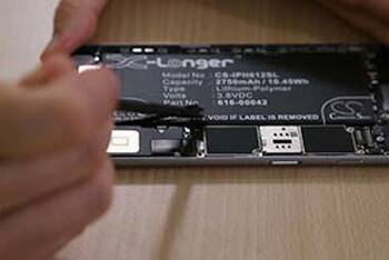 Das iPhone 6s Plus wird von einer Person repariert