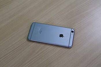 Das iPhone 6s Plus liegt auf einer Holzoberfläche