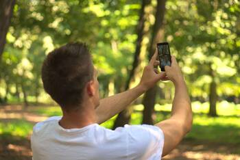 Mann macht Selfie im Park