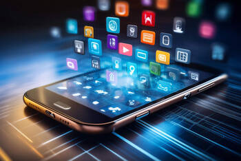 Über dem Display eines Smartphones schweben unterschiedlichste App-Icons.