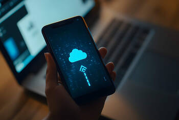 Eine Person lädt Dateien über das Smartphone hoch.