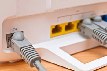 Die Rückseite eines Routers mit DSL-Buchse und -Kabel.