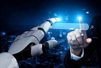 Ein Roboter und eine menschliche Person tippen beide mit dem Finger auf eine Browser-Suchleiste.