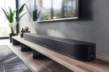 Eine Soundbar steht unter einem Fernseher auf der Kommode. 