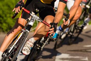 Kurvenfahrt eines Radrennens