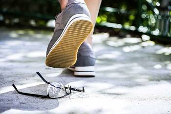 Eine kaputte Brille liegt auf der Straße