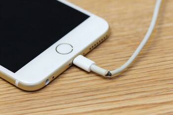 iPhone 6 lädt mit gebrochem Kabel