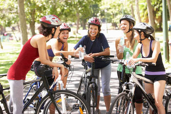 Eine Gruppe von Fahrradfahrerinnen
