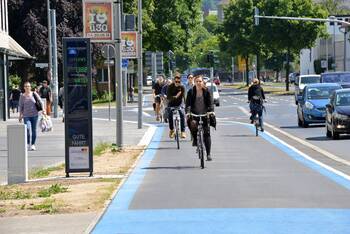 Frau fährt Fahrrad in verkehrsberuhigter Zone