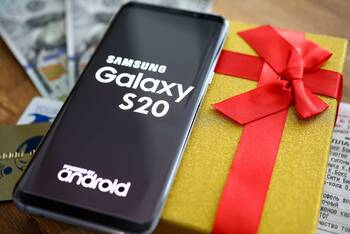 Samsung Galaxy S20 auf Geschenkbox liegend