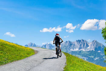 Person fährt auf dem Fahrrad in den Alpen