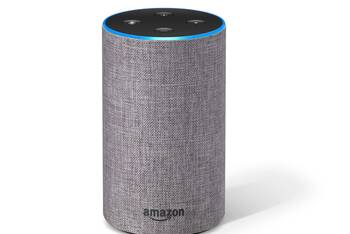 Amazon Echo vor weißem Hintergrund