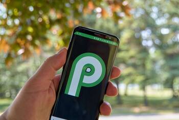 Person hält Handy mit Android P