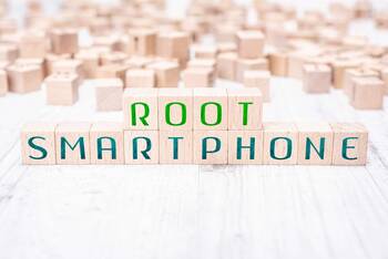 Root Smartphone mit Holzblöcken buchstabiert