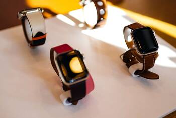 Vier im Laden ausgetellte Apple Watches