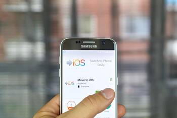 Smartphone mit geöffneter App zur Datenübertragung von Android auf iOS