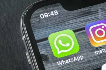 WhatsApp Appicon auf einem Handydisplay
