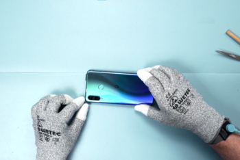 Das Backcover wird erneut angeklebt