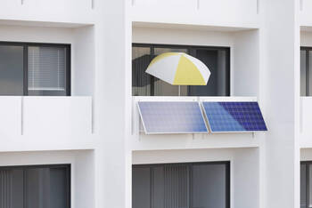 Balkon mit Solarzellen 