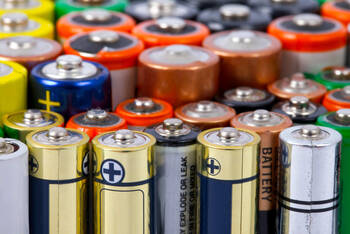Verschiedene Batterien stehen nebeneinander