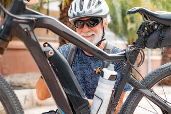 Älterer Mann schraubt an seinem E-Bike rum