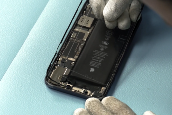 iPhone 11 Klebevorlage wird eingelegt