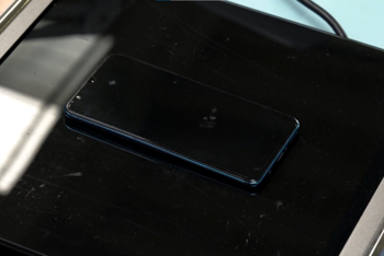 Smartphone wird auf Heizplatte gelegt