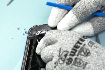 Mit dem Spatel wird die schwarze Abdeckung entfernt