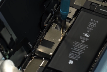 iPhone 11 Metallabdeckung wird gelöst