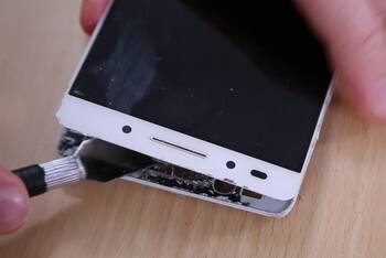 Person entfernt Display des Huawei Honor 7