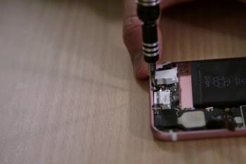 Ladebuchse des iPhone 6s wird repariert