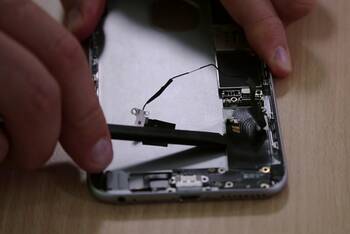 Die Kopfhörerbuchse des iPhone 6s Plus wird repariert.