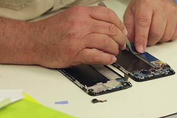 Person repariert das LG G5  Display