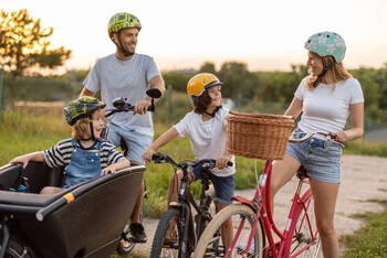 Familie fährt auf Fahrrädern