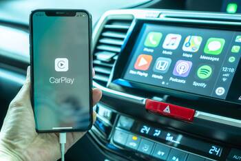 Mit einem iPhone wird CarPlay in einem Auto verwendet