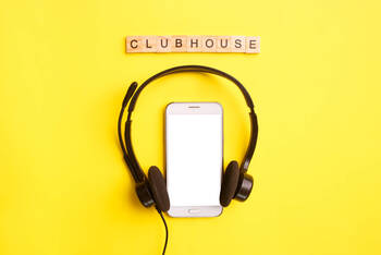 Clubhouse Schriftzug mit Handy und Kopfhörern