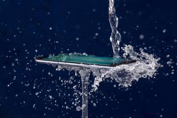 Smartphone wird mit Wasser begossen