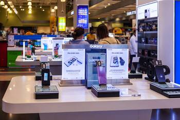 Ausstellung der Samsung Galaxy S10 Modelle