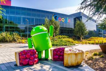 Android Maskott mit riesigen Kuchenstücken vor dem Google HQ