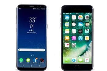 eingeschaltetes Samsung S8 und iPhone 7 nebeneinander